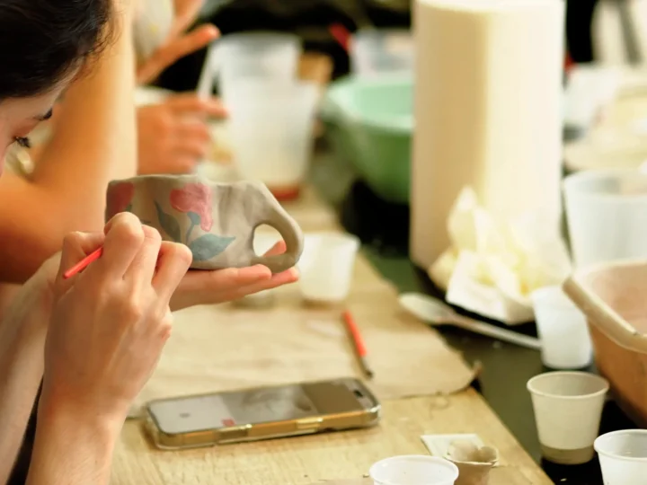 Zahr Cerámica: talleres creativos y cerámica artesanal en Sevilla para reconectar con lo auténtico