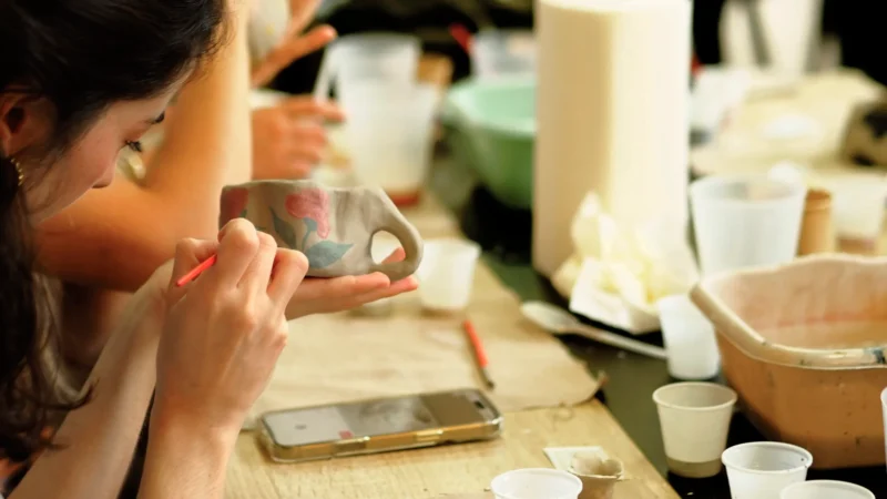 Zahr Cerámica: talleres creativos y cerámica artesanal en Sevilla para reconectar con lo auténtico